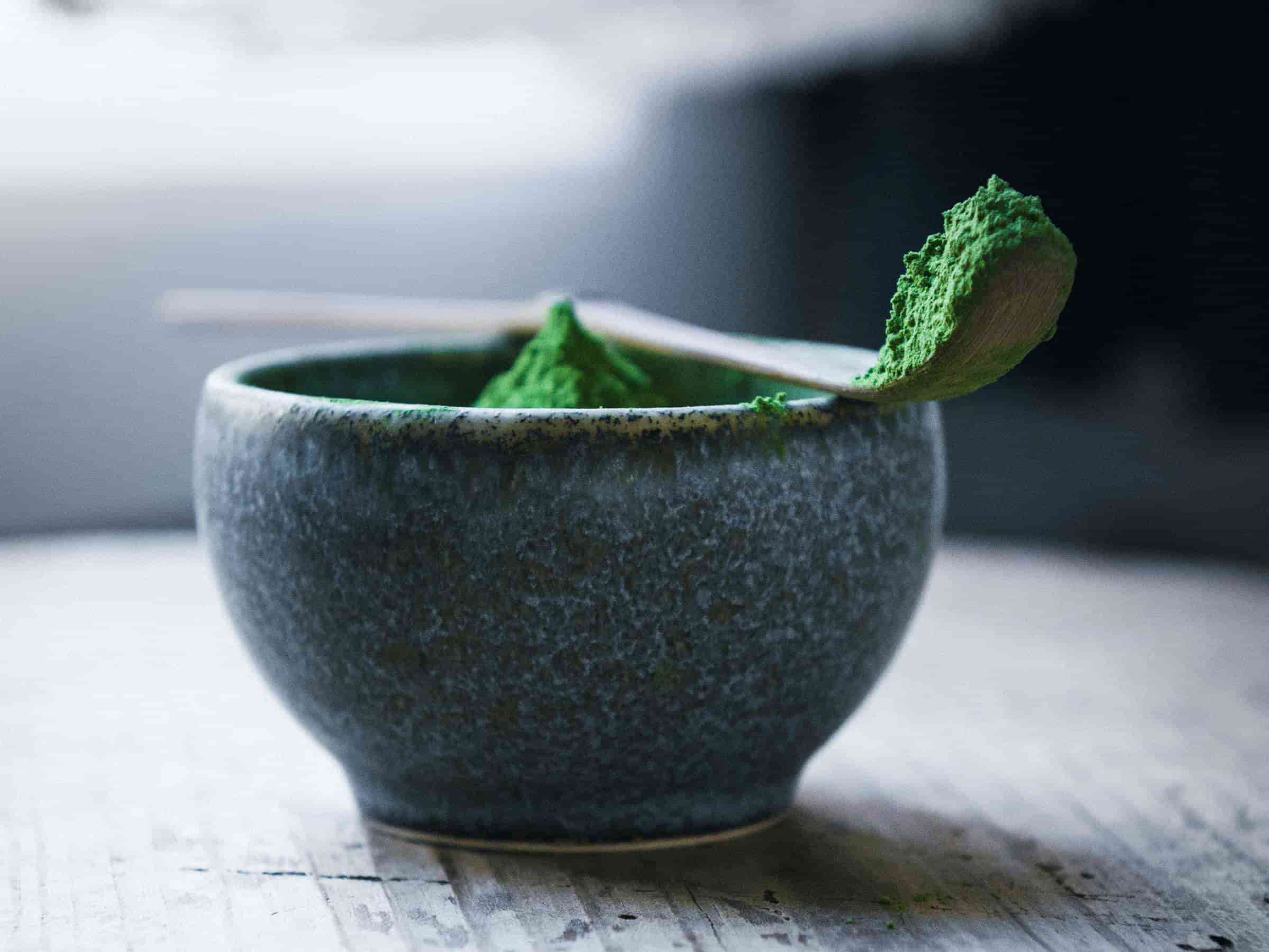 Matcha Pulver auf Loeffel