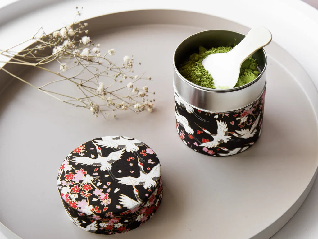 Matcha Pulver in farbiger Teedose