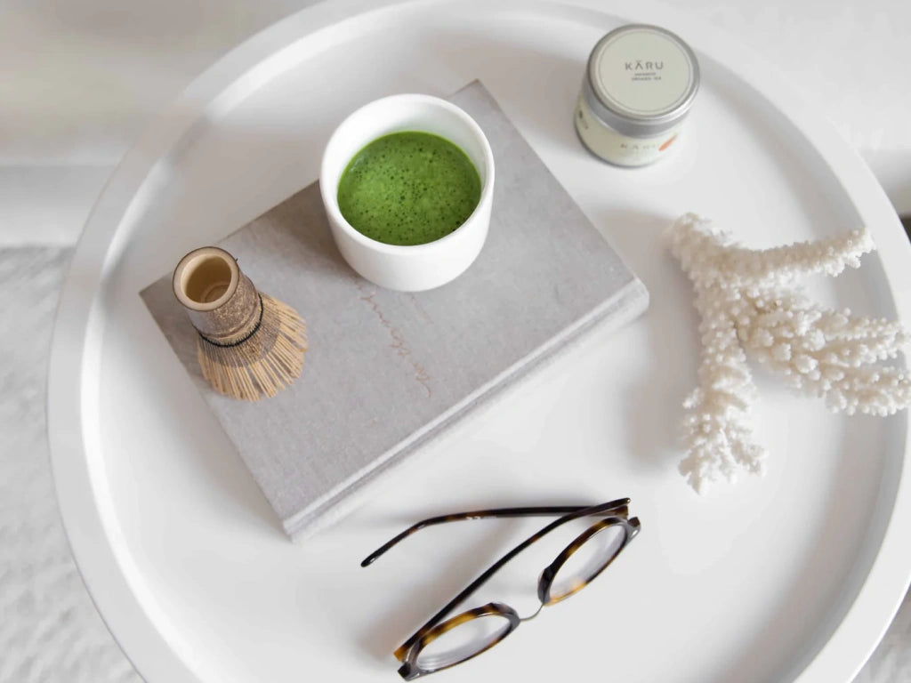 Chasen-Matchadose-Brille-Buch-Tasse-mit-Matcha