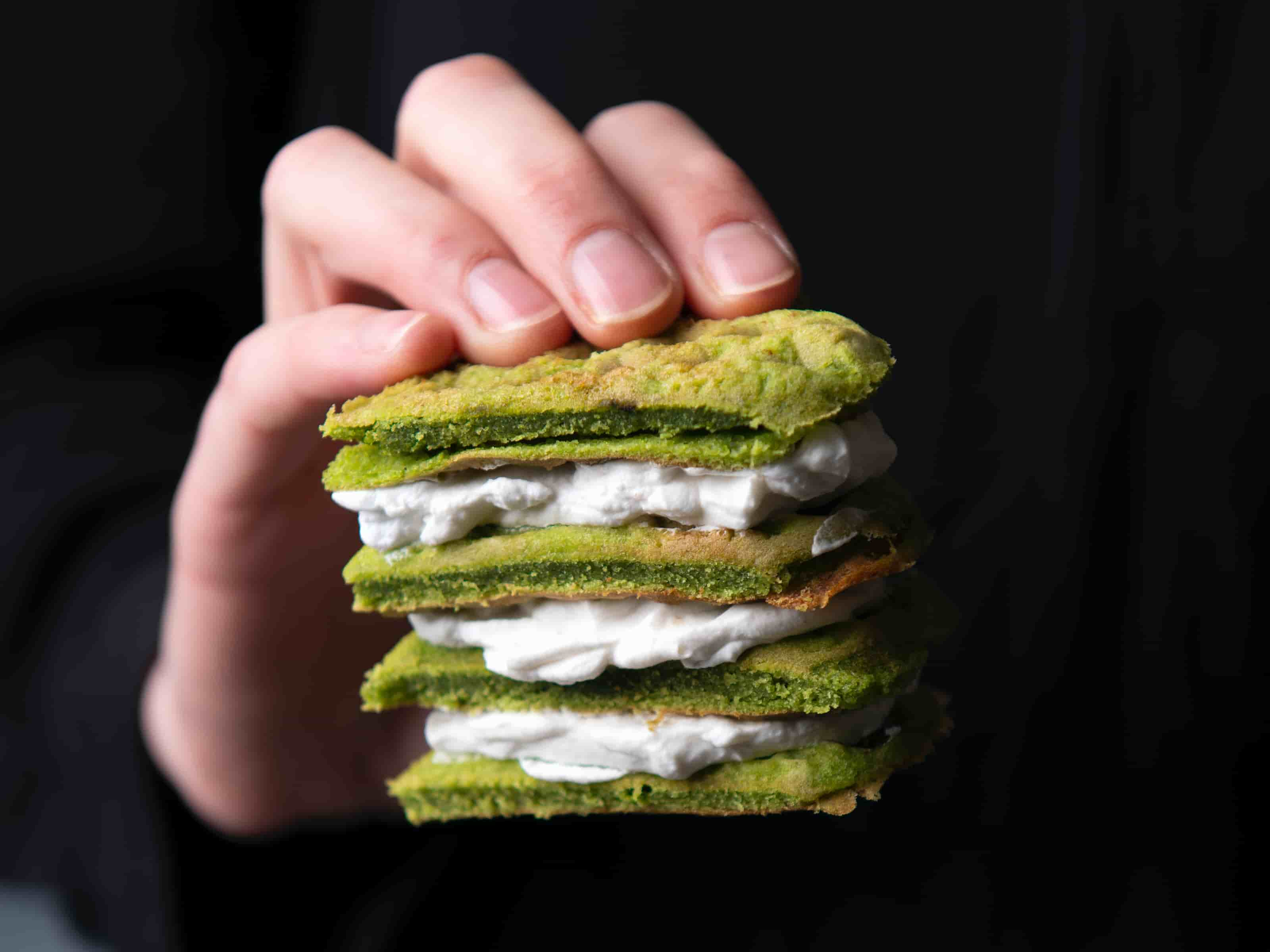 Matcha Waffeln mit Sahne auf dunklem Untergrund