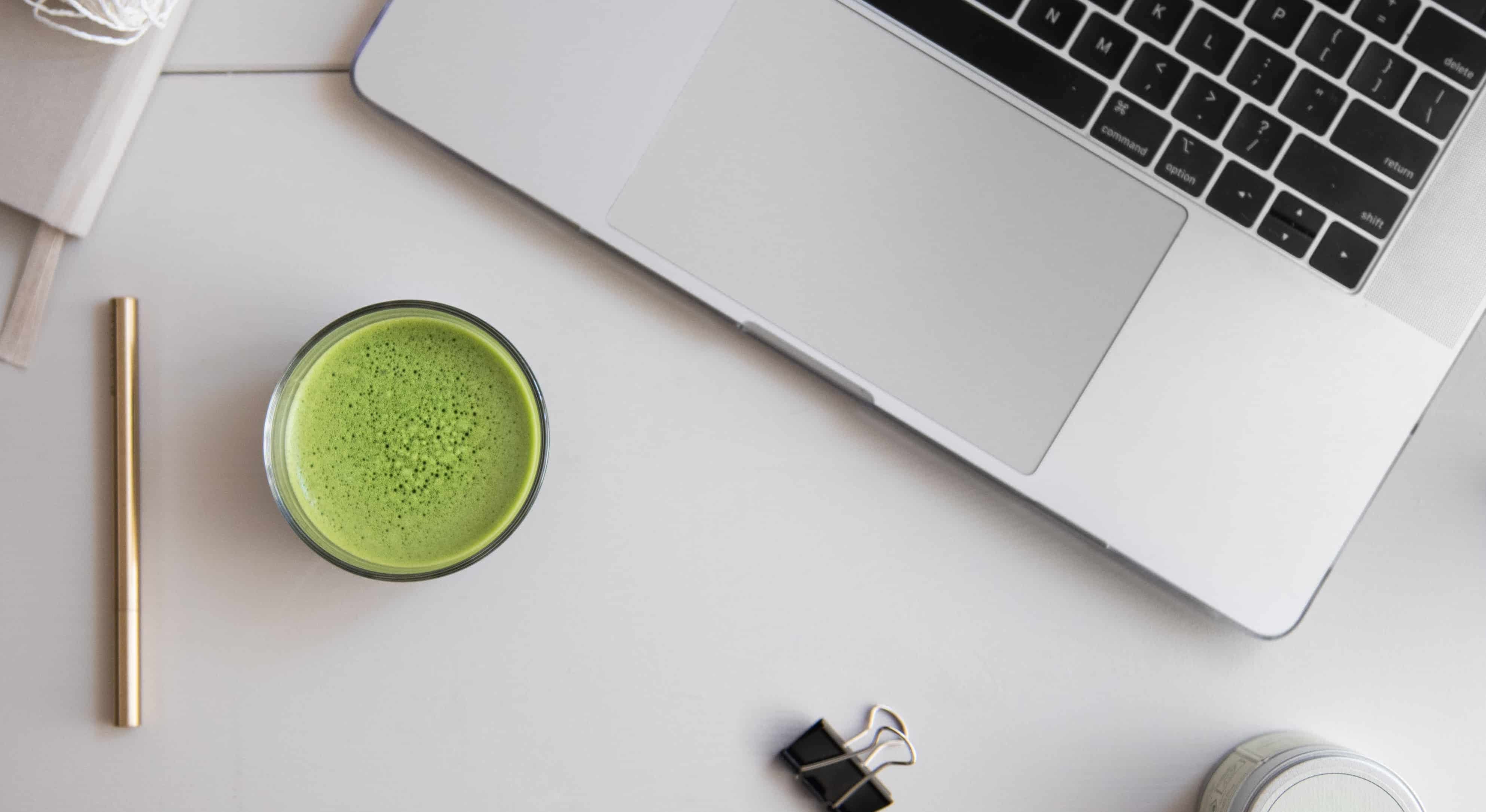 Matcha zubereitet von oben neben Laptop
