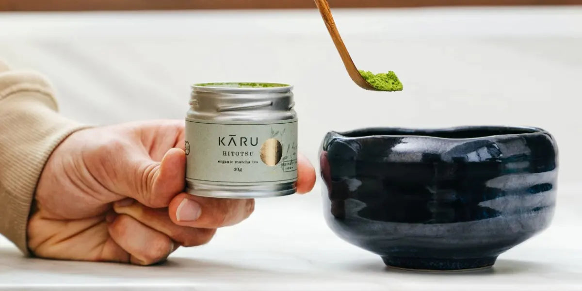 Matcha Hitotsu wird in Schale gegeben mit Bambus-Löffel