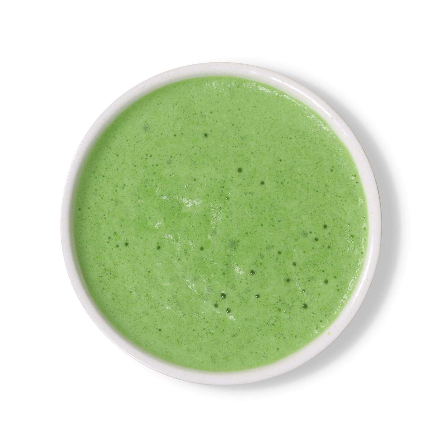 Schaumig cremig gerührter Bio Matcha Yottsu in weißer Schale