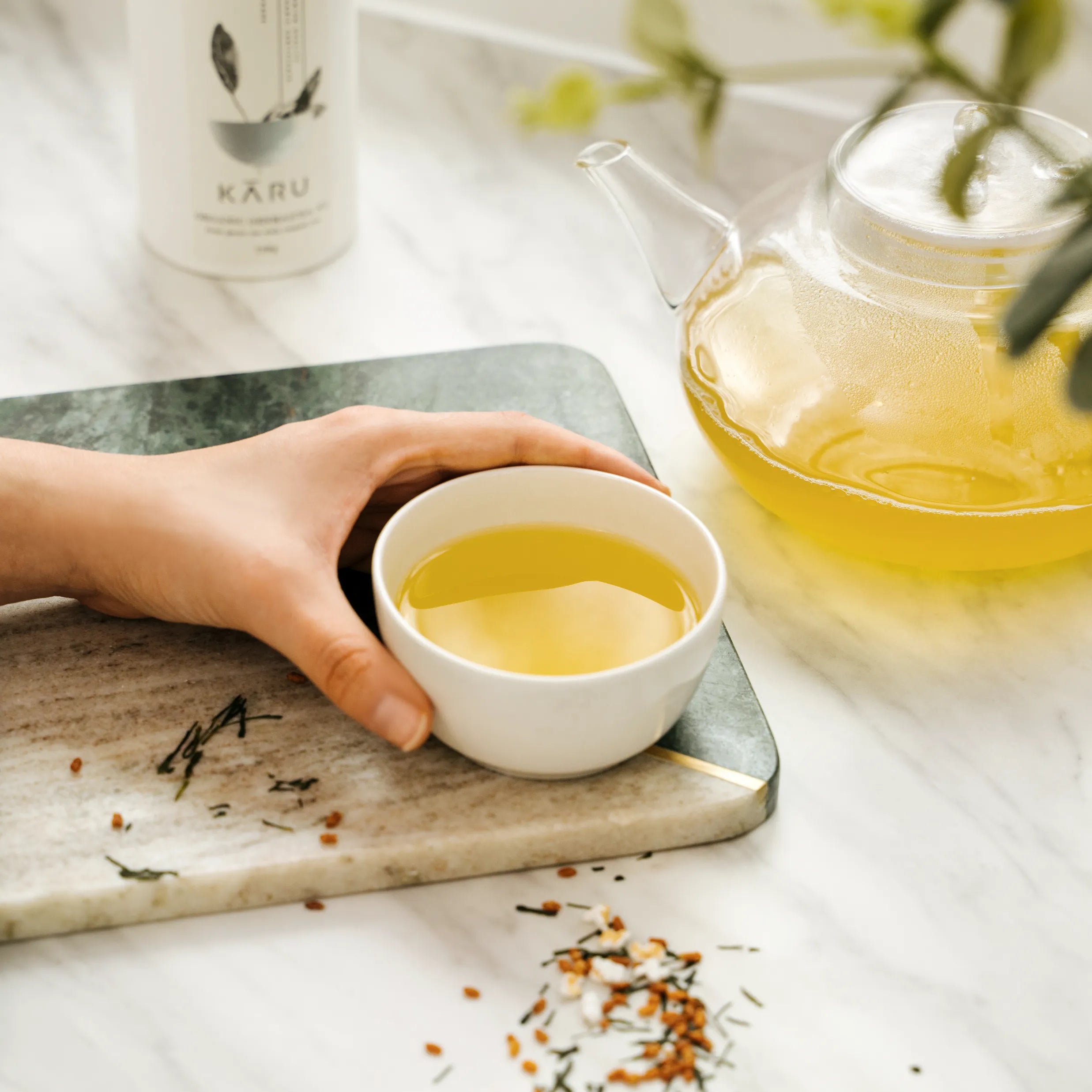 genmaicha-tee-in-tasse-in-einer-hand