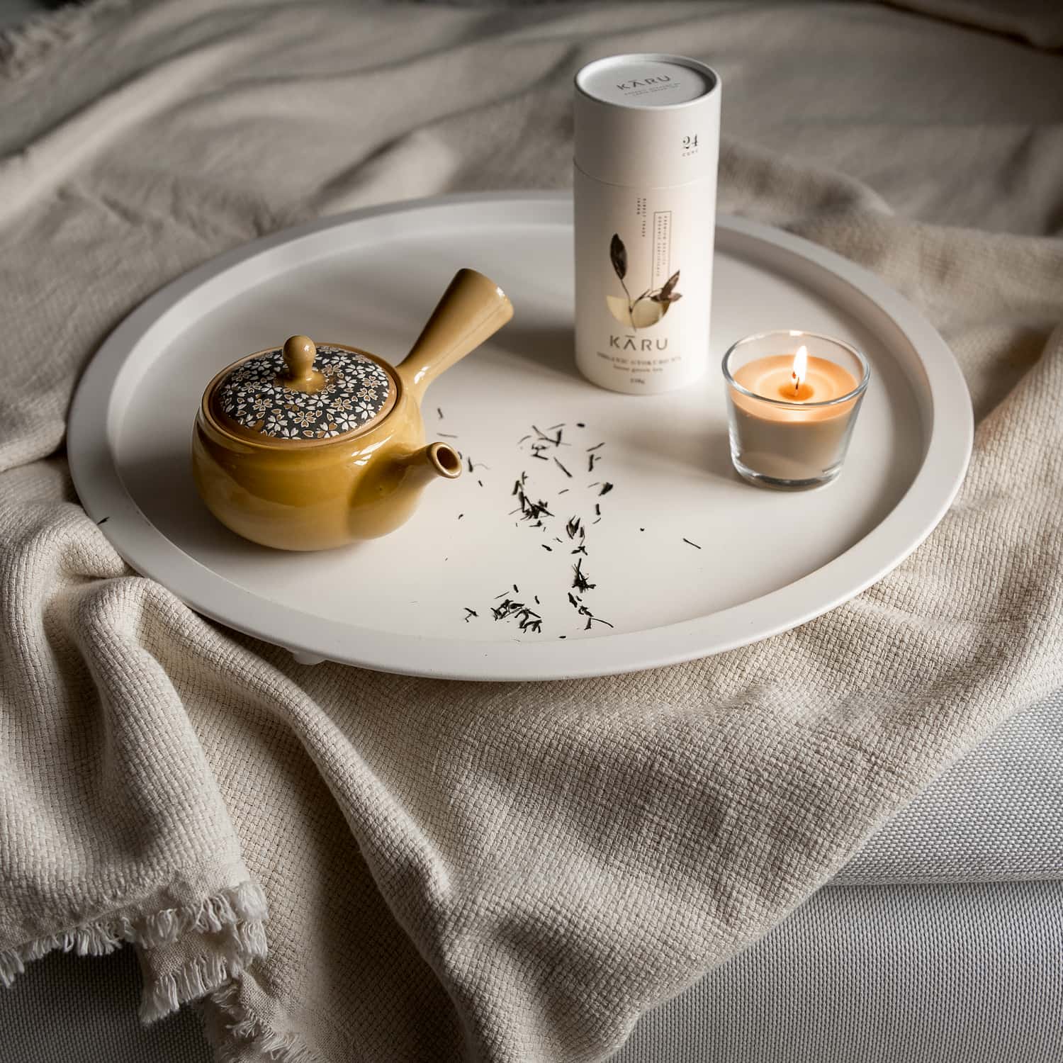 Japanische Teekanne bunt auf Bett