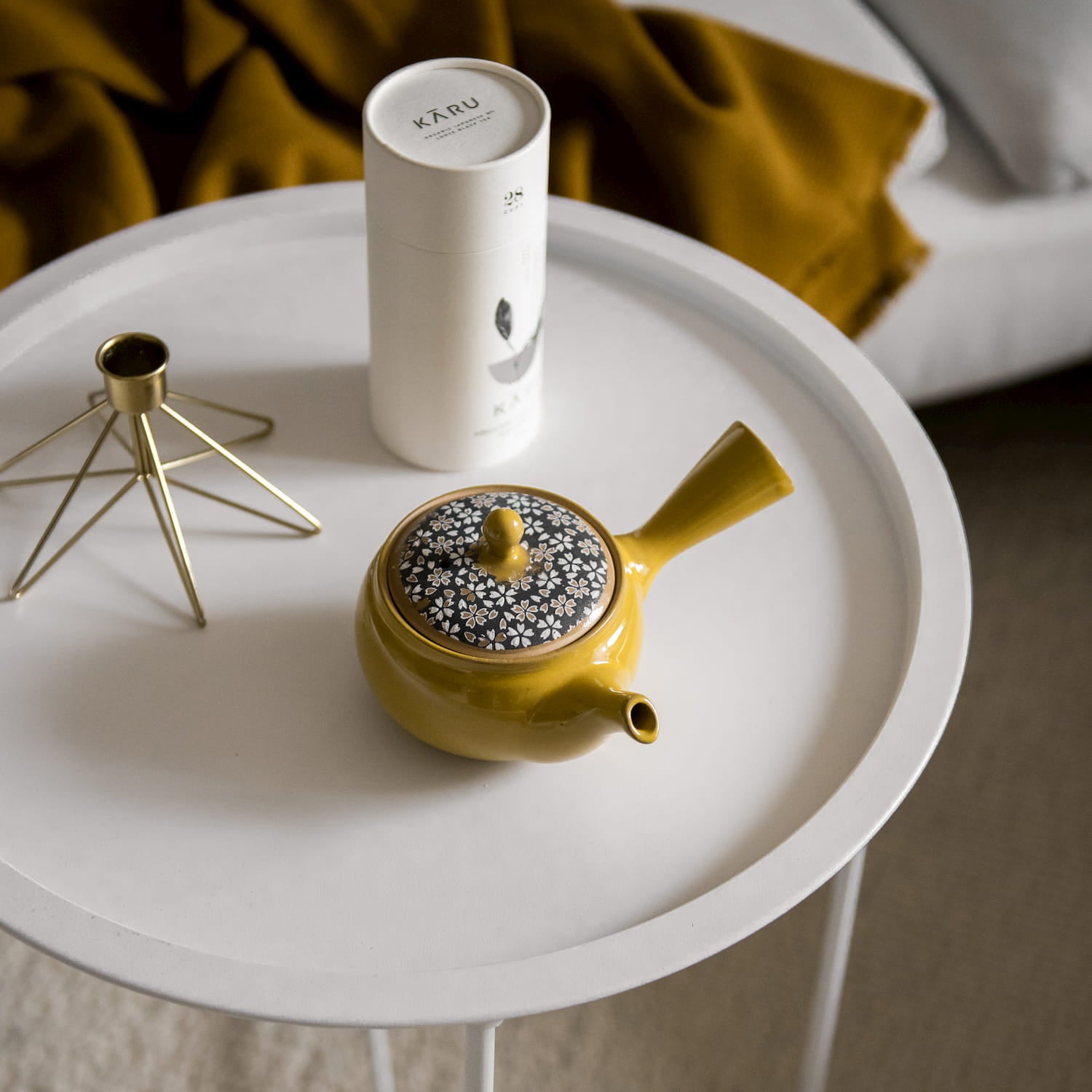 Japanische Teekanne bunt auf Tisch