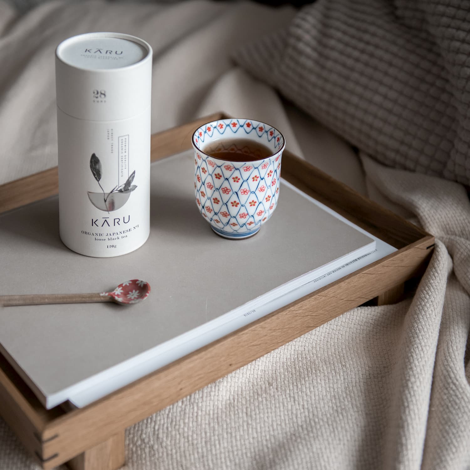 Tee Becher mit Tee auf Block