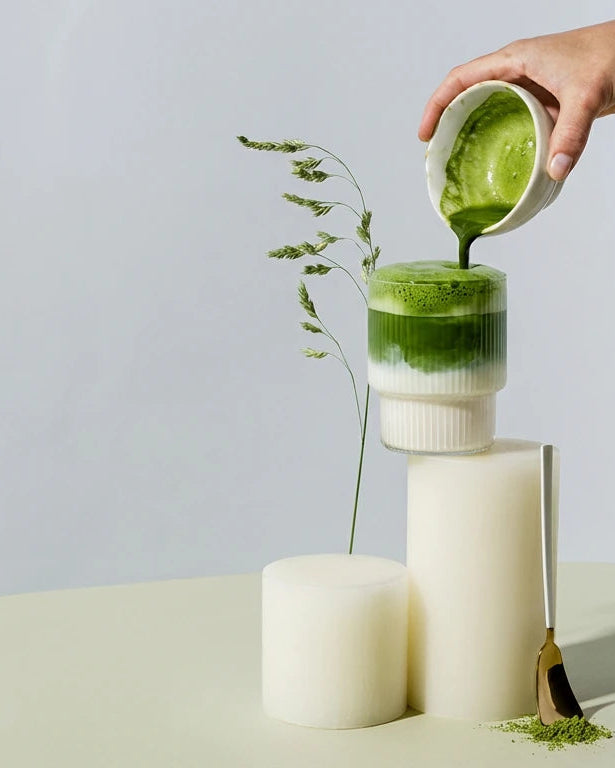 Matcha wird in Milch gegossen
