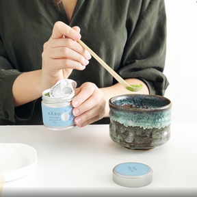 Video, in dem gezeigt wird, wie grünes Teepulver als Matcha zubereitet wird (Hier das Set Futatsu von Karu)