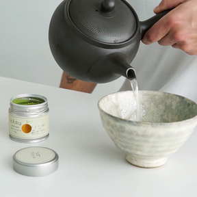 Video, in dem gezeigt wird, wie grünes Teepulver als Matcha zubereitet wird (Hier das Set Itsutsu von Karu)