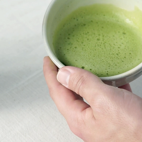 Video, in dem gezeigt wird, wie grünes Teepulver als Matcha zubereitet wird (Hier das Set MIttsu von Karu)