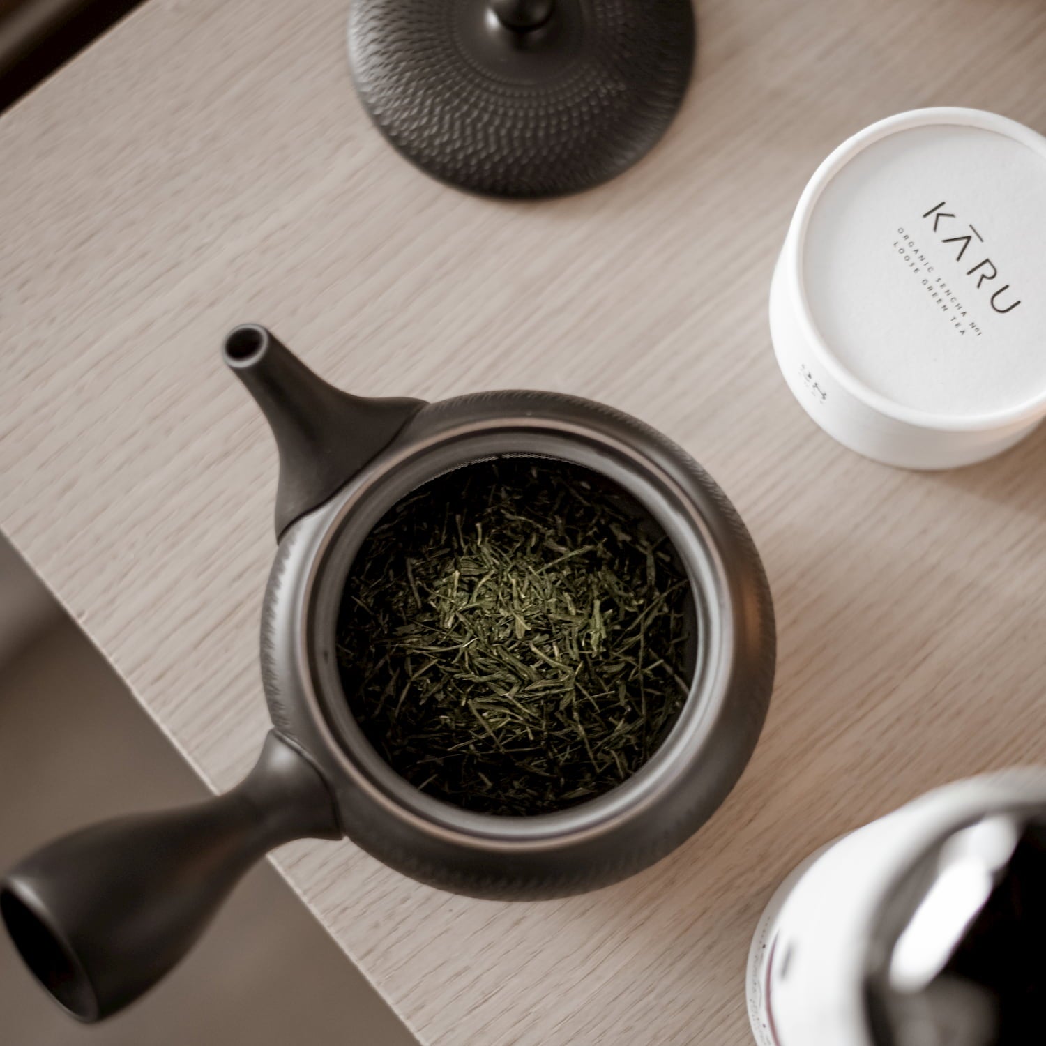 Schwarze japanische Teekanne gefüllt mit Tee