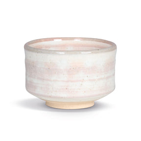 Eine kleine Matcha-Schale (Chawan) Tankōiro mit rosa Glasur auf weißer Oberfläche von Matcha Kāru.